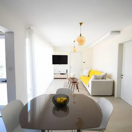 Luxury Penthouse - Valley Views & Prime Location