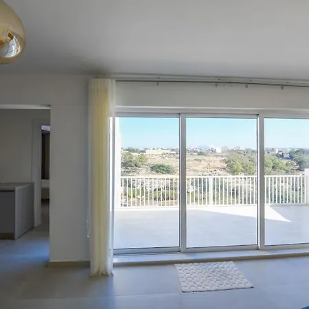 Luxury Penthouse - Valley Views & Prime Location *